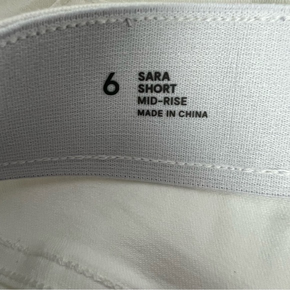 Liz Claiborne Women’s Sara Shorts Sz 6 White Pockets 2” Elastic Waistband - Picture 4 of 11